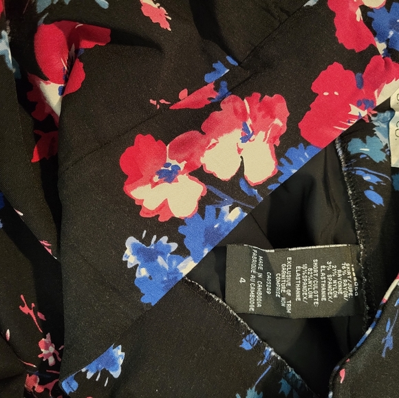 Flowery detailed skirt in size4 - Picture 3 of 3